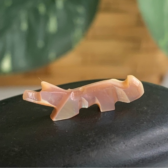 Vintage Native American Zuni Hand Carved Coyote Fetish Shell Animal Bead .9" - Picture 3 of 10